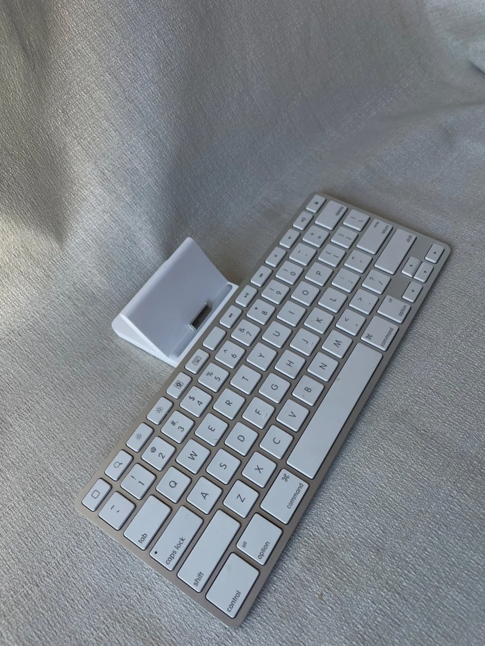 Apple Wireless Bluetooth Keyboard in White and Silver